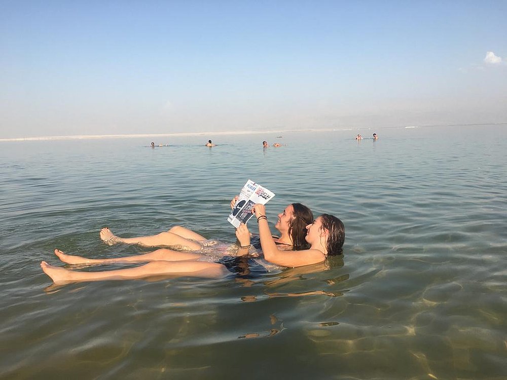 Zwei junge Frauen baden im Toten Meer. 