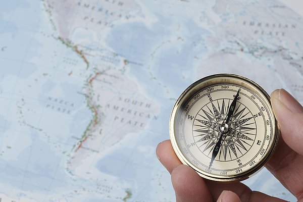 Kompass vor Landkarte