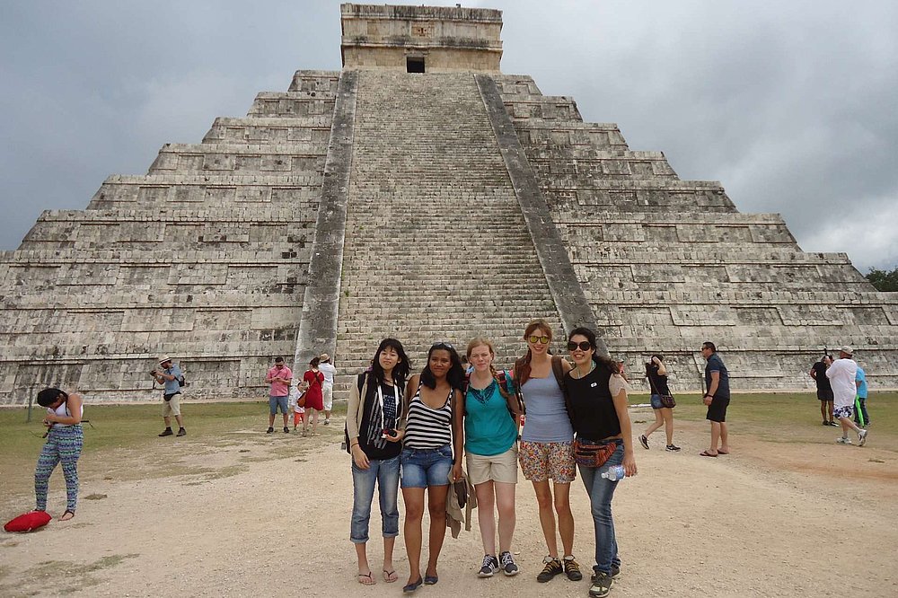 Gruppenfoto vor Pyramide